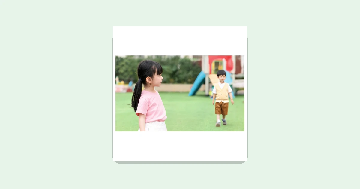 自闭症孩子不会交朋友怎么办？认识新朋友流程卡把交友拆成6段36步行为链，先练一起玩和轮流，在家过家家一周走通初见到告别