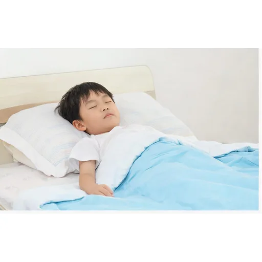 小男孩在睡觉